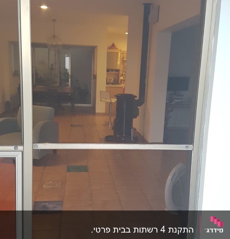 מסגרת אלומיניום לדלת זכוכית שקופה